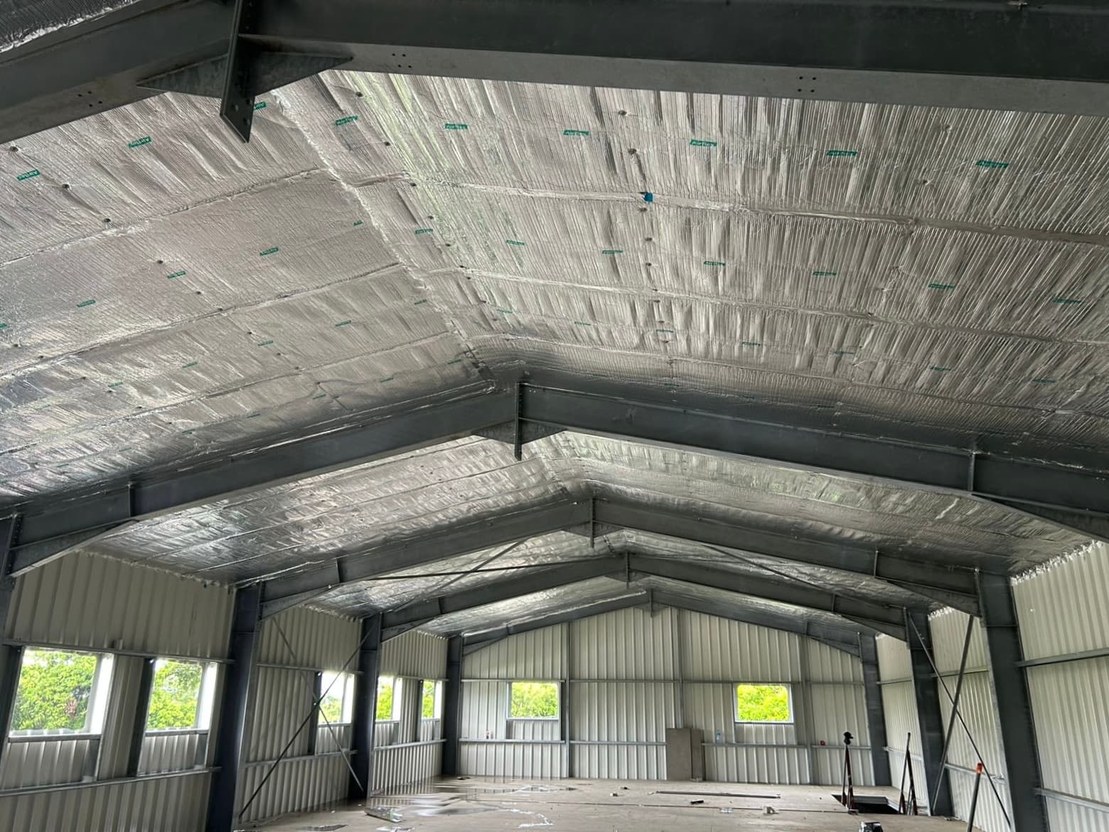 Même toiture après pose de l'Airflex 30 — sous-face entièrement tapissée d'une barrière thermo-réfléchissante