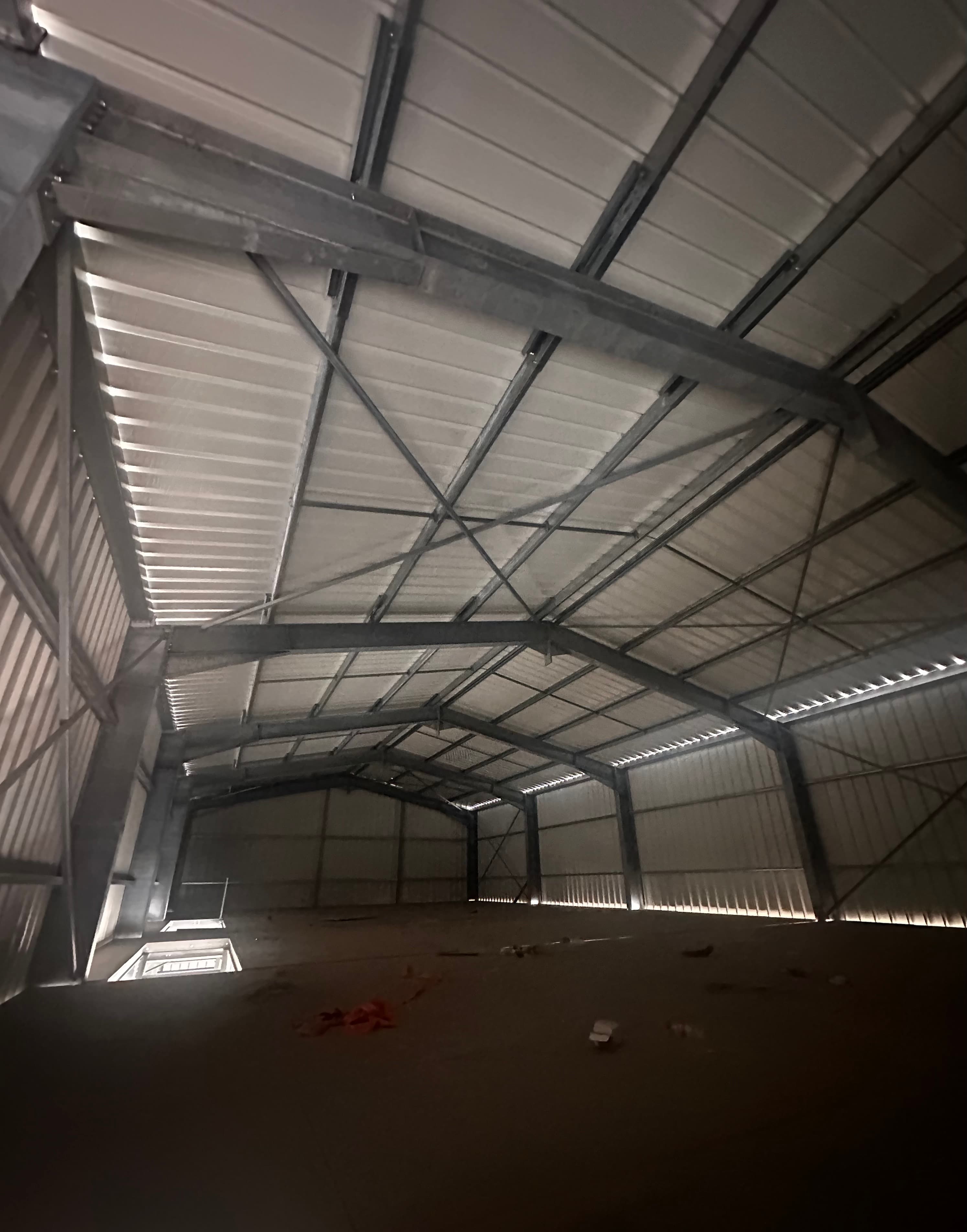 Toiture métallique non isolée — charpente nue sous tôle, avant pose de l'Airflex 30