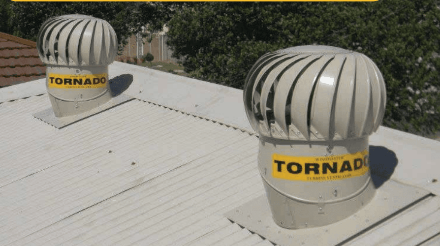 Deux extracteurs Tornado Windmaster installés sur la toiture d'un bâtiment industriel